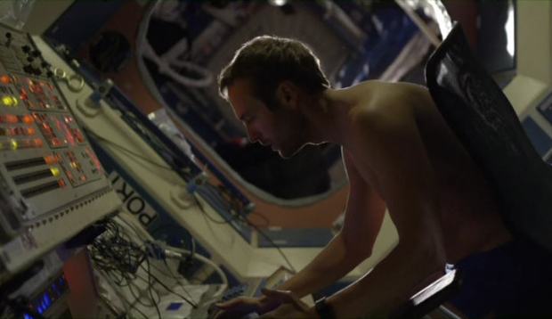 Astronauten försöker desperat få kontakt med Jorden