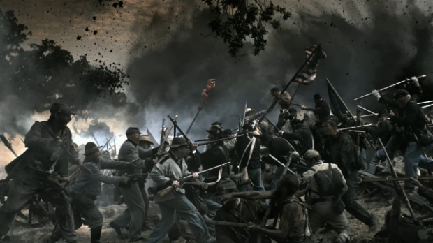 Inbördeskriget skymtar förbi i några korta scener